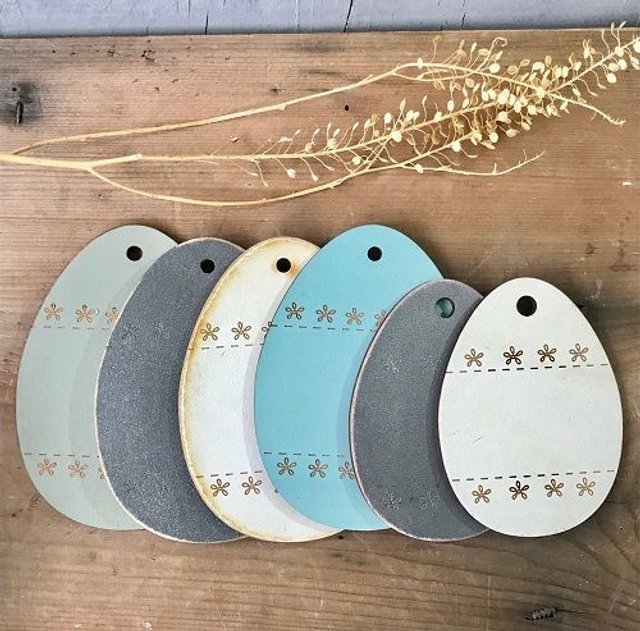 Oeufs assortis en bois peint et lot de mini boutons 