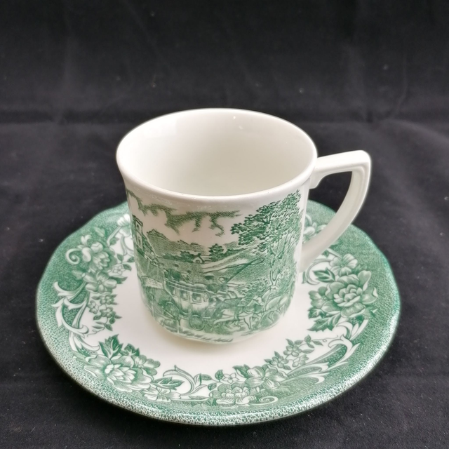 J. en G. Meakin | Kop (diameter 6,5 | hoogte 7 cm) en schotel (diameter 14 | hoogte 2 cm)  ‘Stratford Stage’ decor in groene kleur | Vintage