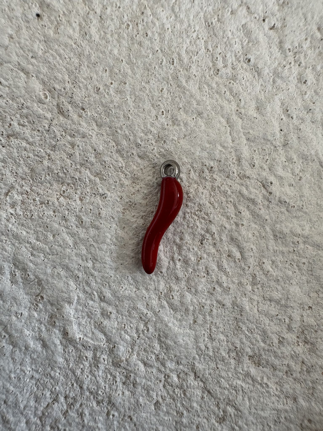 Charm Piment rouge argenté