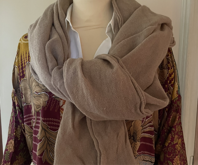 Heerlijk zachte beige sjaal 219cm x70cm 100%wol