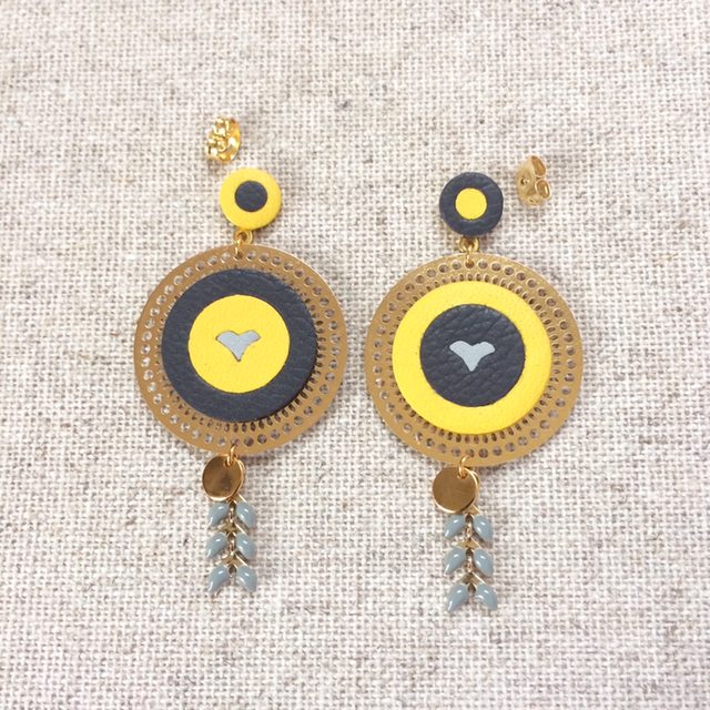 Boucles d’oreilles « Symphonie » estampe, marqueterie de cuir jaune et grise