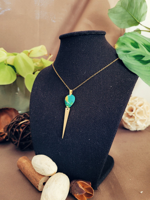 Collier mi-long fait main en argile polymère et acier inoxydable doré