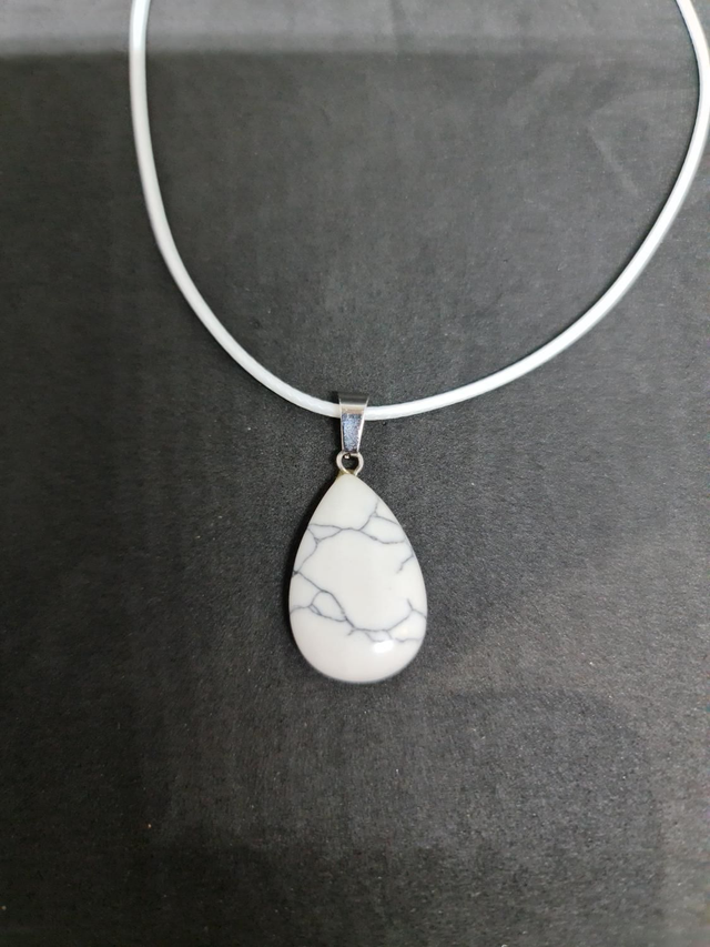 Collier howlite goutte