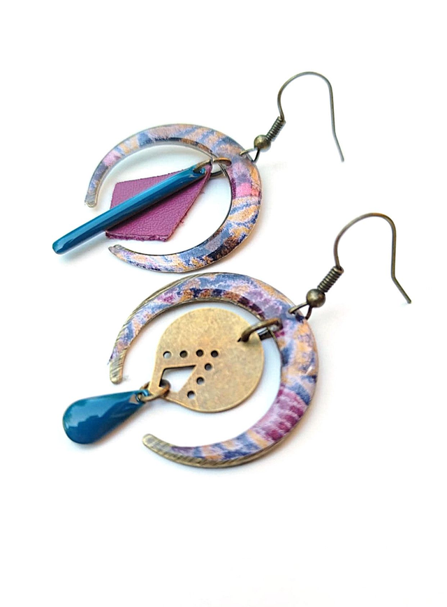 Boucles d&#039;oreilles Asymétriques Upcyclées en Chute de Cuir et Papier Recyclés - Florales - Collection Médiévale