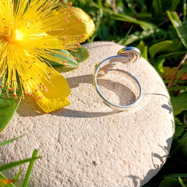 Bague ajustable en Argent 925 agrémentée de 2 perles d'émail sur feuilles d'argent