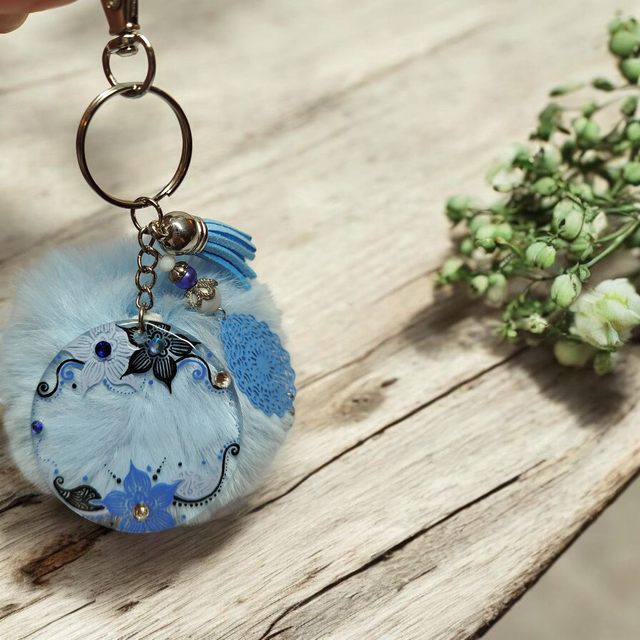 Bijou de sac prénom personnalisé dessiné à la main bleu saphir clair