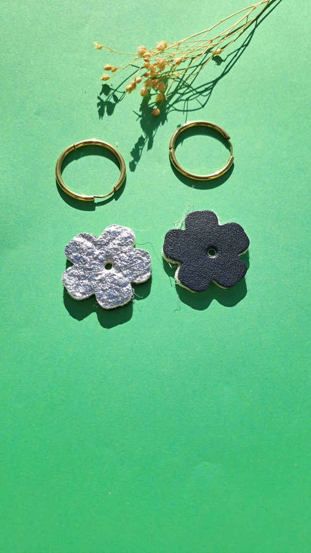 Boucles d'oreilles fleurs réversibles en matières végétales 