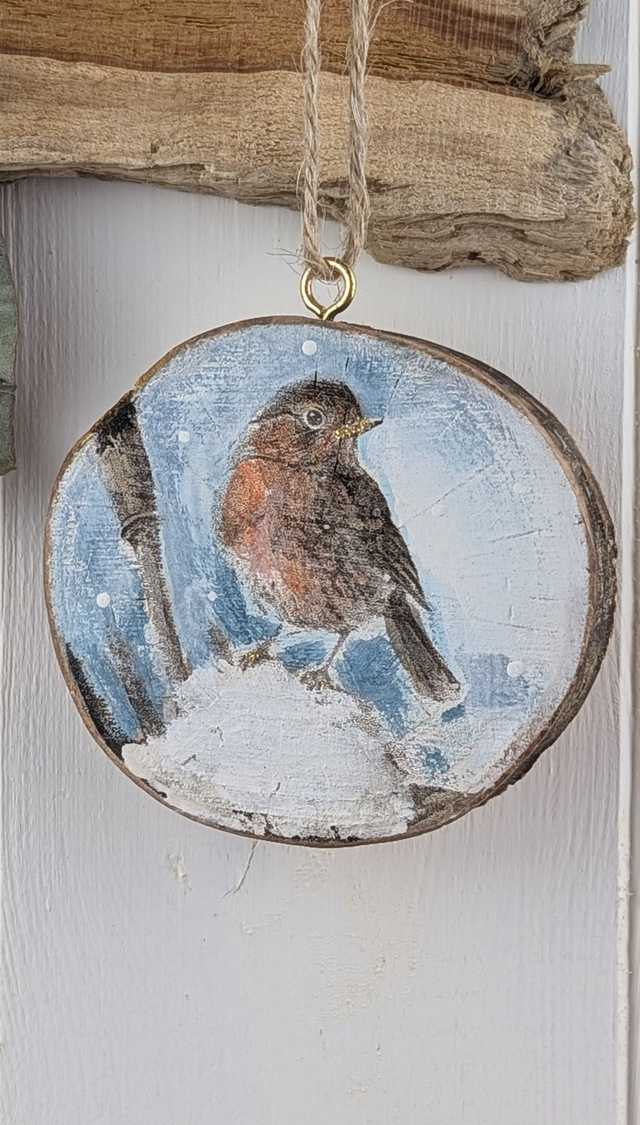 Robin in snow on trowel - Log slice
