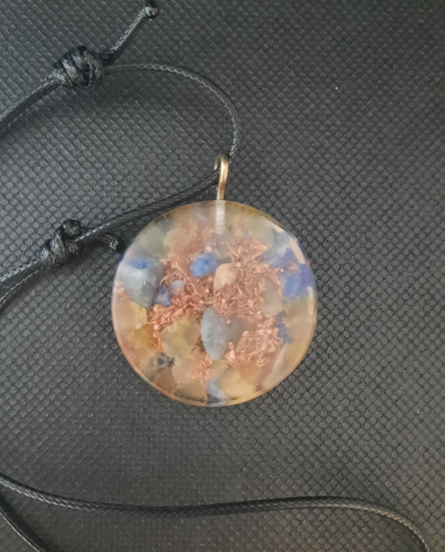 Pendentif Médaillon Orgonite Agate jaune / Lapis Lazuli