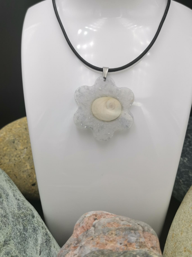 PEN-011 Pendentif grosse fleur blanc et argent