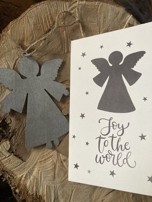 Engel Kerstkaart Zilverkleurig met Houten Kerst Engel | gevouwen kaart | met envelop | Christelijke Kerstkaart | handgemaakt 