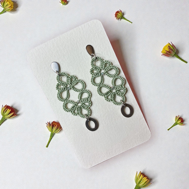 Boucles d'oreilles en dentelle de frivolité et breloque