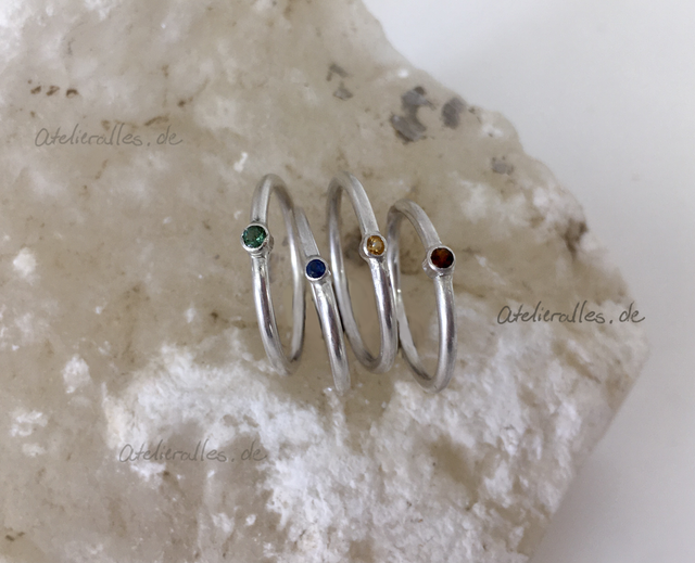 Stapel- und Solitärringe  aus recyceltem Sterlingsilber mit verschiedenen Edelsteinen. Größen von 55-61mm
