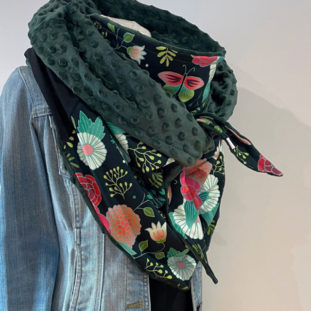 Maxi chèche, châle , écharpe rose, blanche et verte doublée en polaire minky vert foncé « Happy Carmen Green»