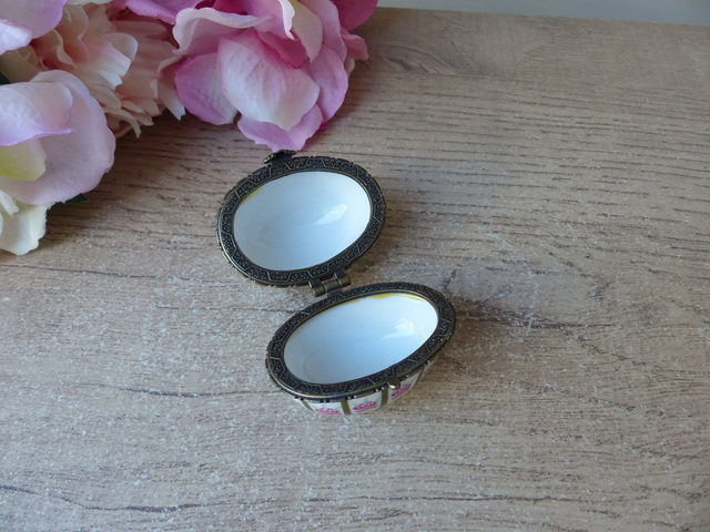 Pilulier Forme Oeuf, Petite Boite à Bijoux, Boite à Bonheur, Motif Fleuri - Collection Boites Porcelaine d'Art Vintage