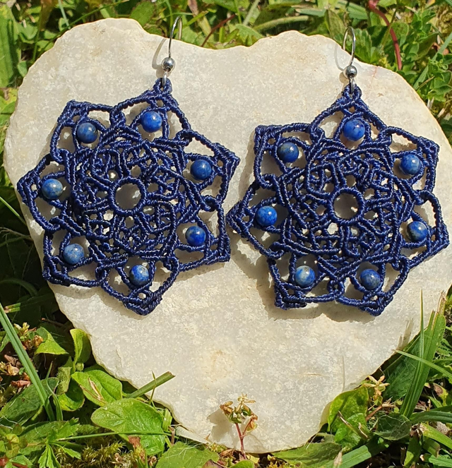 Boucles d'oreilles Mandala bleu, perles en lapis-lazuli. 