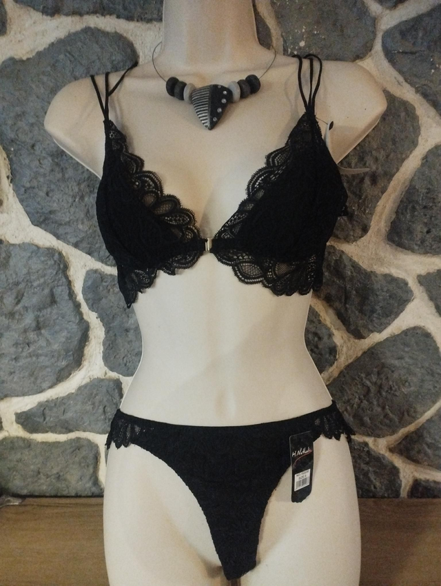 Ensemble triangle noir ouverture devant taille M avec tanga en S/M  ou M/ L