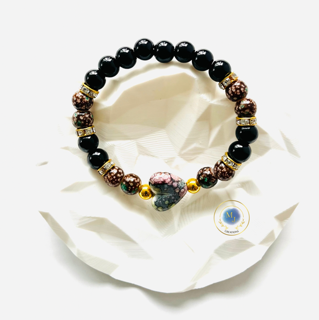 Heart of Earth Armband – Hartkraal met Natuurtinten &amp; Onyx 