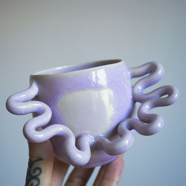 Tasse lila, doubles anses biscornues