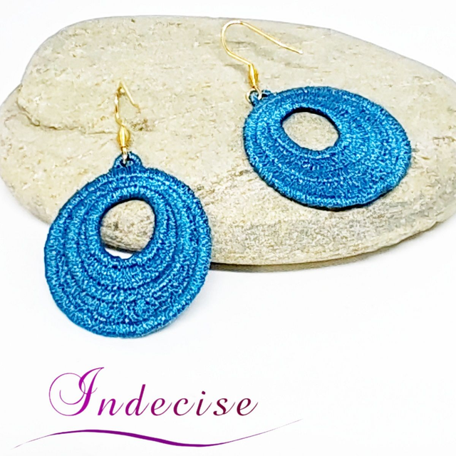 Boucles d'oreilles bleu métal - broderie en machine - Créations Indecise artisanat français