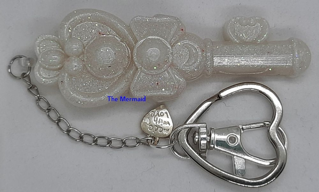 Pluto sleutel in resin sleutelhanger