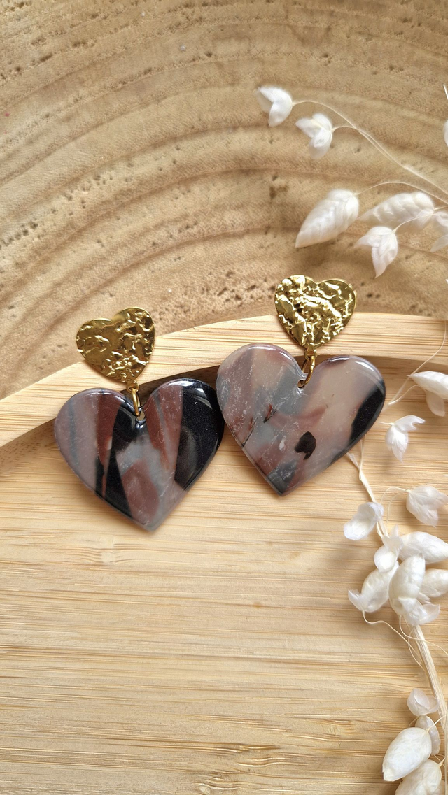 Plaisante marbré marron – Boucles d’oreilles artisanales en pâte polymère et résine