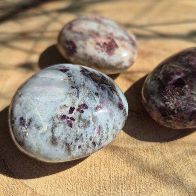 Galet Tourmaline rose sur Quartz