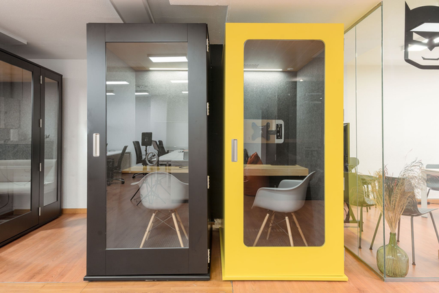 Cabina insonorizada 1 persona | 6-8€/hora | Mínimo 2 horas
