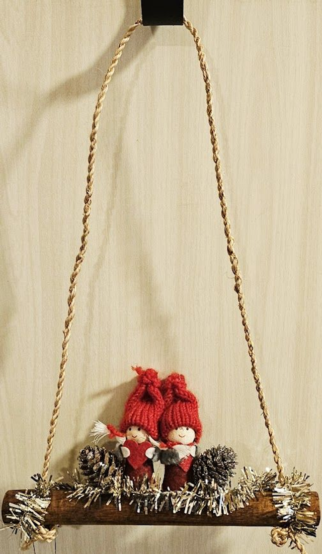 Tontut keinussa joulukoriste - Elves on a swing