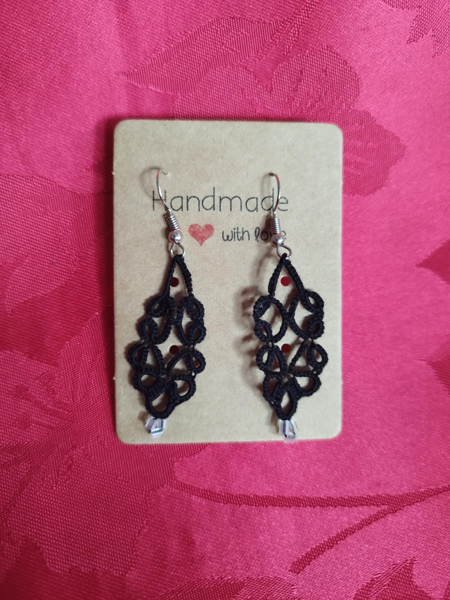 Boucles d&#039;oreilles noir et perles transparente  frivolité 