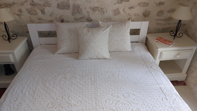 Couvre-lit simple - Cutwork - Elégant en broderie ajourée  - Confectionné à la main – Artisanat raffiné pour une chambre chaleureuse 