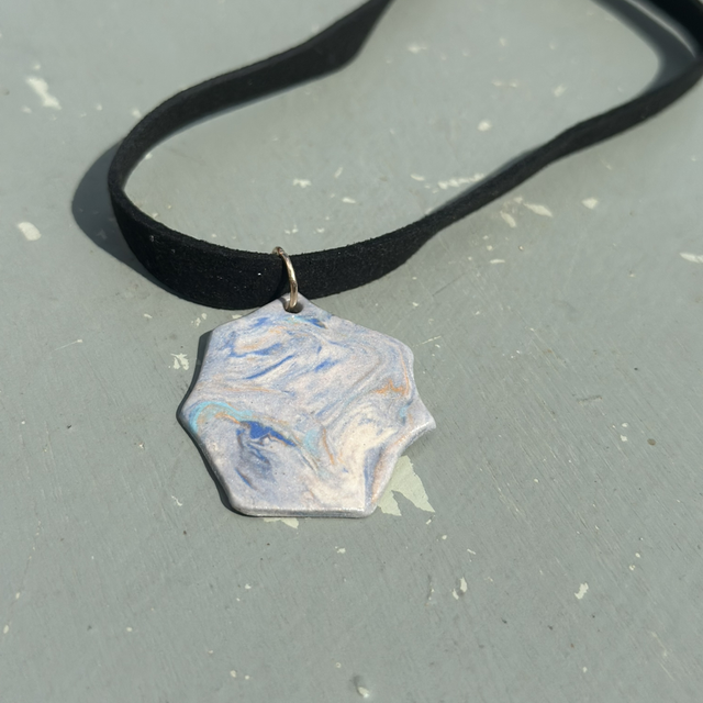 Choker Marbré Bleu ciel soleil – Pendentif en céramique sur ruban velours