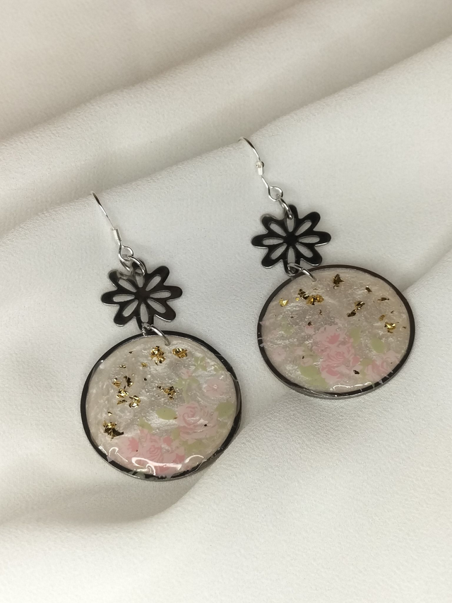 Boucles pendantes rondes blanc nacré, rose et or