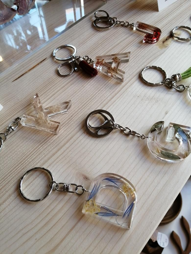 Porte-clefs lettre en résine et fleurs