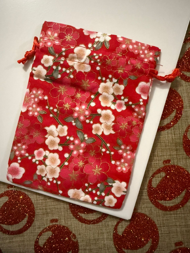 Pochon cadeau motif fleurs rouges