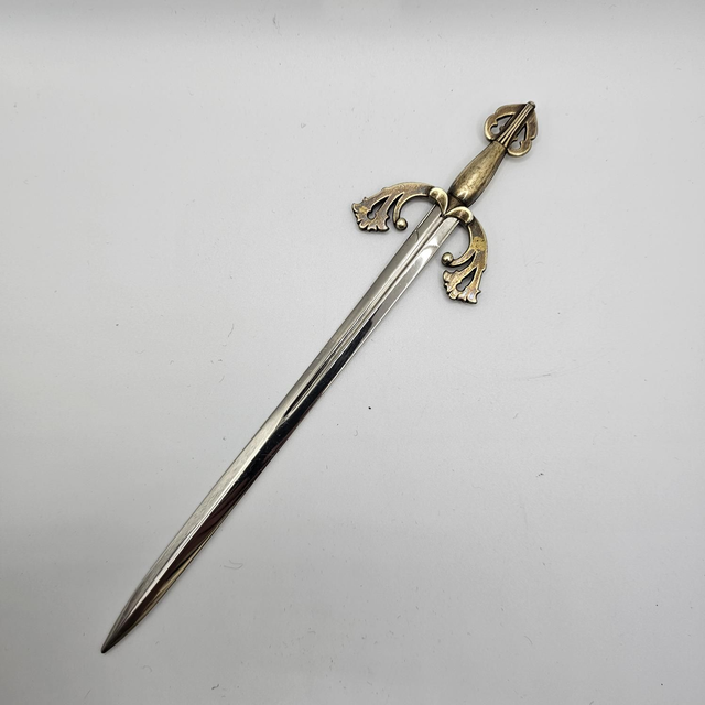 Élégant coupe papier type épée médiévale 