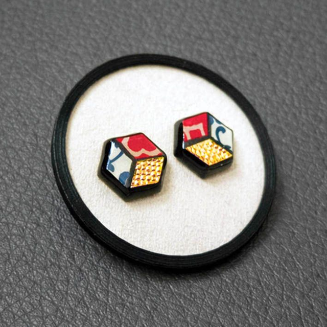 Orecchini a bottone esagonali Arlecchino oro e rosso