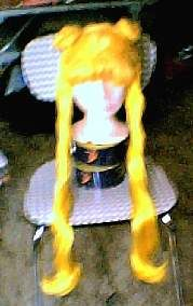gele pruik met 2 staarten (Sailor Moon)