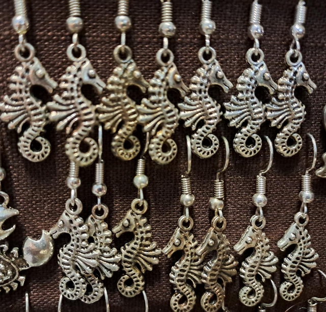 Merihevonen korvakorut