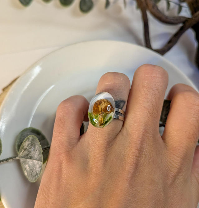 Anillo de resina con seta blanco 