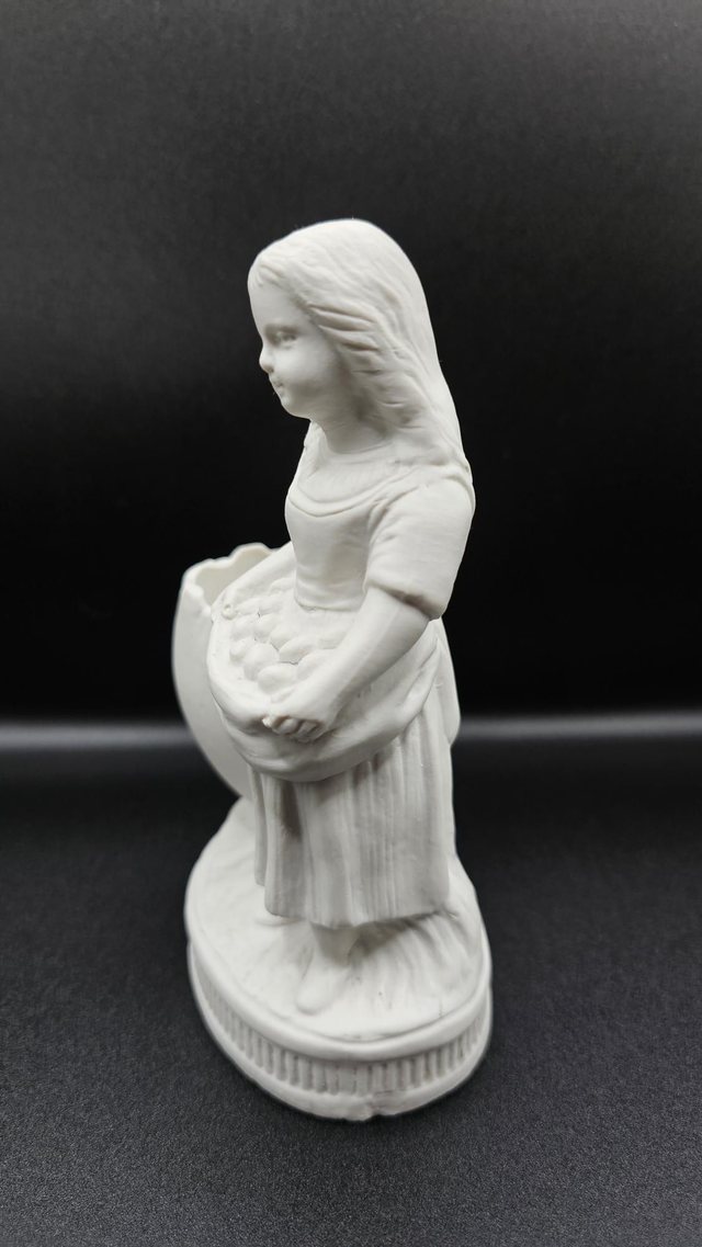 Adorable bouquetière en biscuit XIXÈME