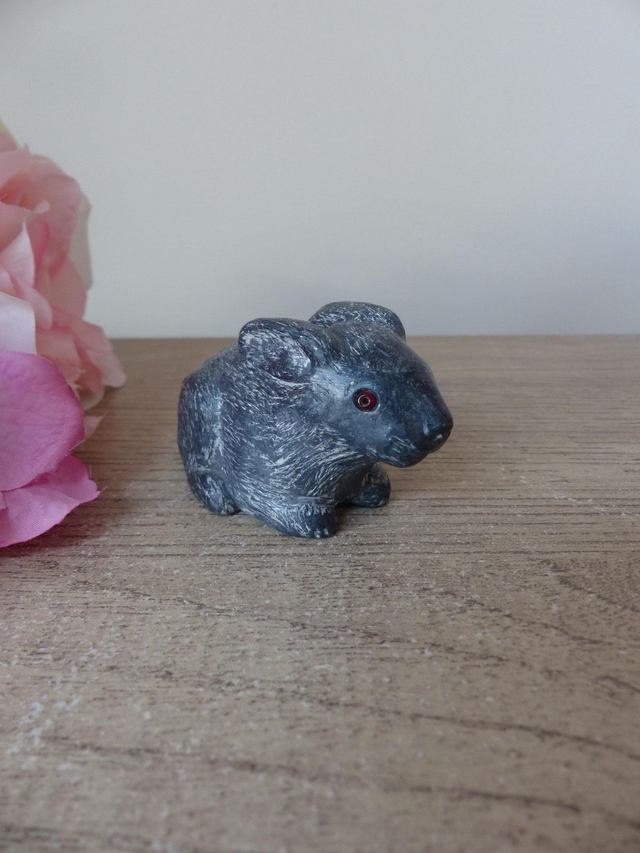 WE Wolf Original Figurine lapin en pierre de savon sculpté à la main Canada, collection petits bébés animaux, lapin assis en pierre ollaire