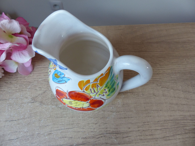Ancien petit pichet, pot à lait en céramique fait main décor fleuri peint à la main style Vallauris, pichet coloré cadeau décoration table