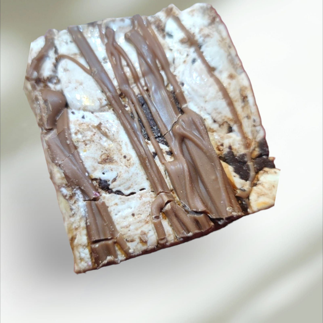 Torrone - Schokolade & Erdnüssen - Traditioneller, weißer Mandel-Nougat mit Schokolade & Erdnüssen- aus Italien; ca. 70 Gramm  