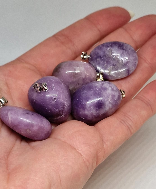 Pendentif pierre roulée en Lépidolite claire A