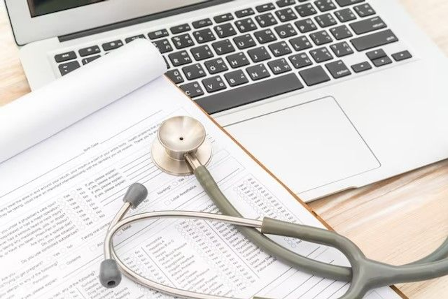 Consulta de Medicina Integrativa y Derecho con Dr. Pedro Ojea y Kira Pérez