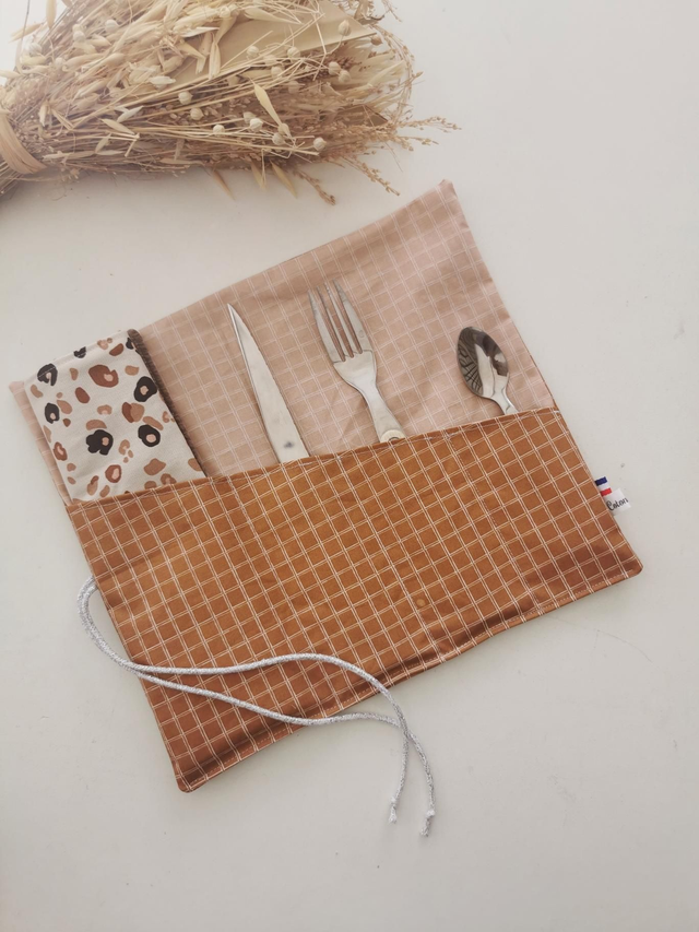 Étui couverts + serviette marron