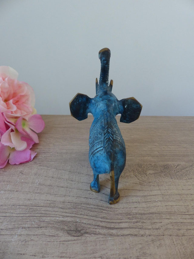 Sculpture Élégante d’Éléphant en Laiton Patiné Bleu avec Trompe Relevée – Figurine Vintage Symbole de Chance et de Force – Décoration Bureau