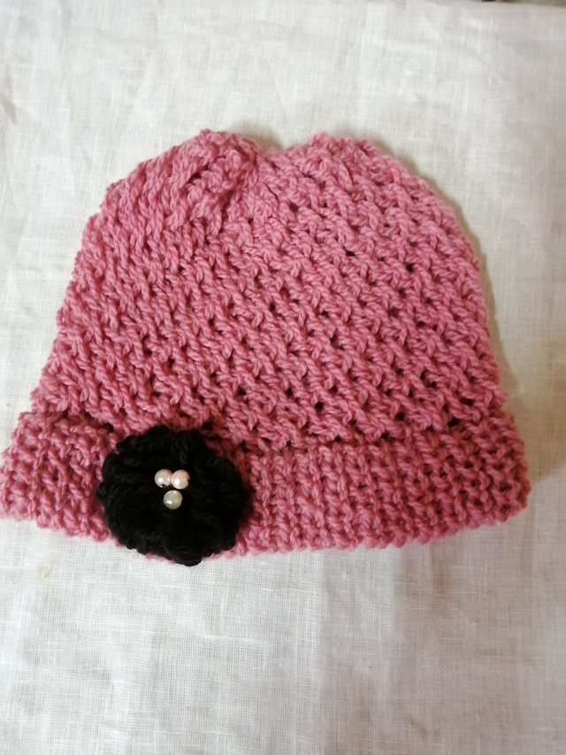  Bonnet en laine fine rose avec fleur noire et perles nacrées - Fait main