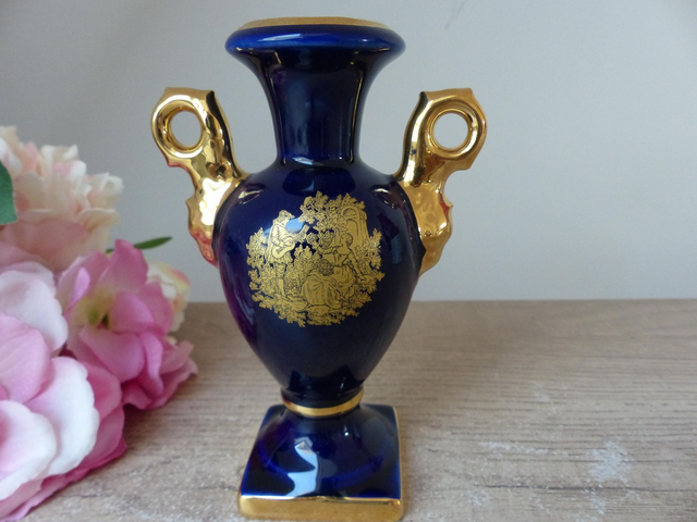 Petit vase en porcelaine de Limoges France bleu cobalt décor scène galante, vase romantique décoration chambre, cadeau couple union mariage